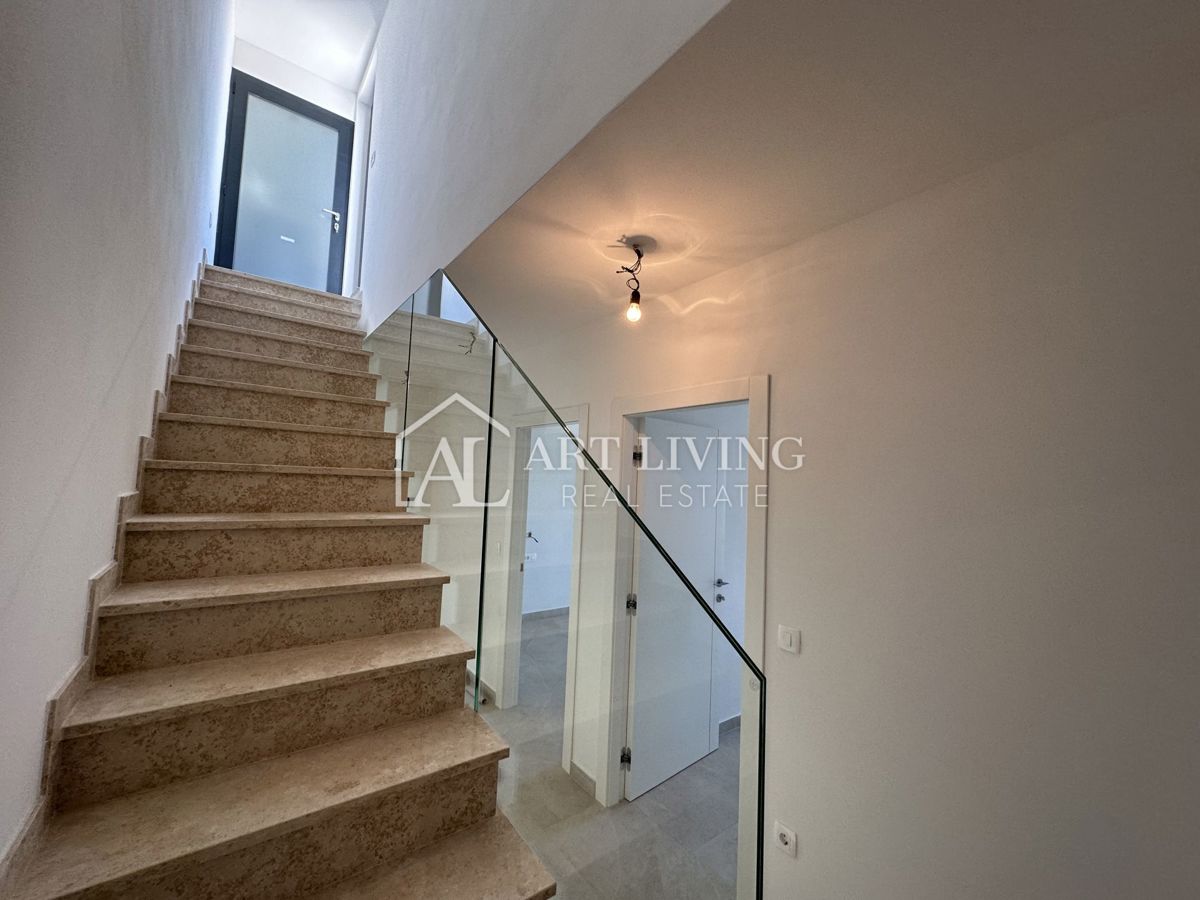 NOVIGRAD, okolica - MODERNA DVOJNA HIŠA NA VRHUNSKI LOKACIJI - SAMO 300 m OD MORJA!