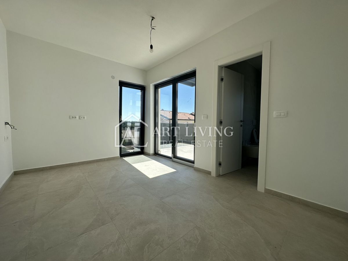 NOVIGRAD, okolica - MODERNA DVOJNA HIŠA NA VRHUNSKI LOKACIJI - SAMO 300 m OD MORJA!