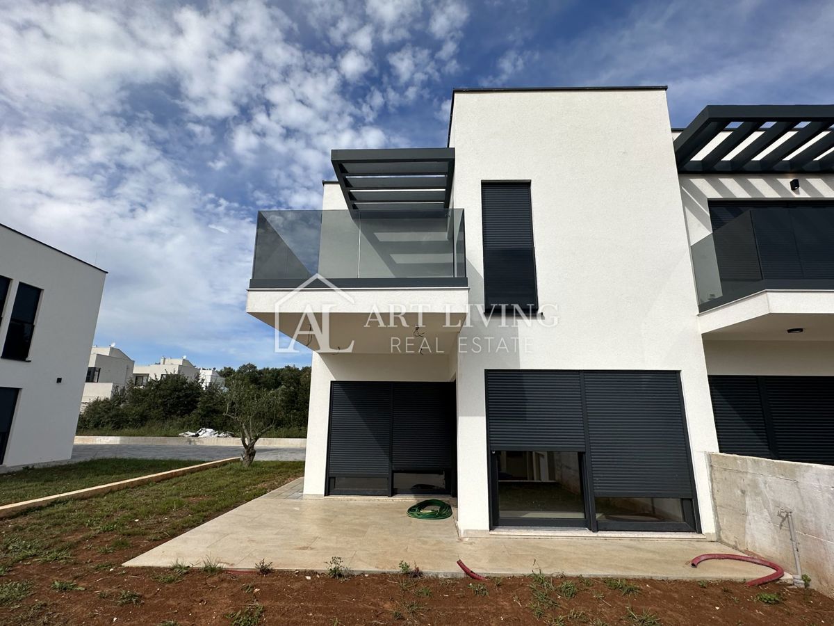 NOVIGRAD, okolica - MODERNA DVOJNA HIŠA NA VRHUNSKI LOKACIJI - SAMO 300 m OD MORJA!