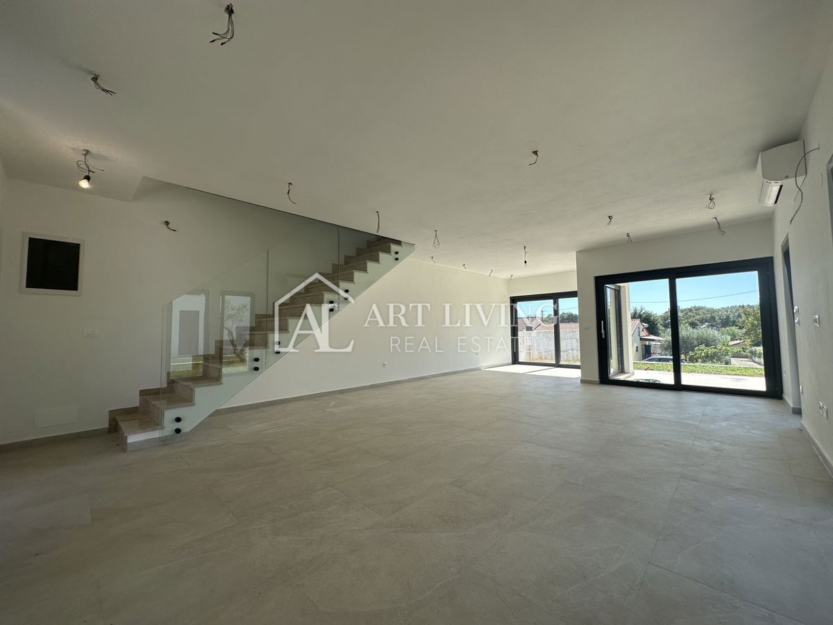 NOVIGRAD, okolica - MODERNA DVOJNA HIŠA NA VRHUNSKI LOKACIJI - SAMO 300 m OD MORJA!