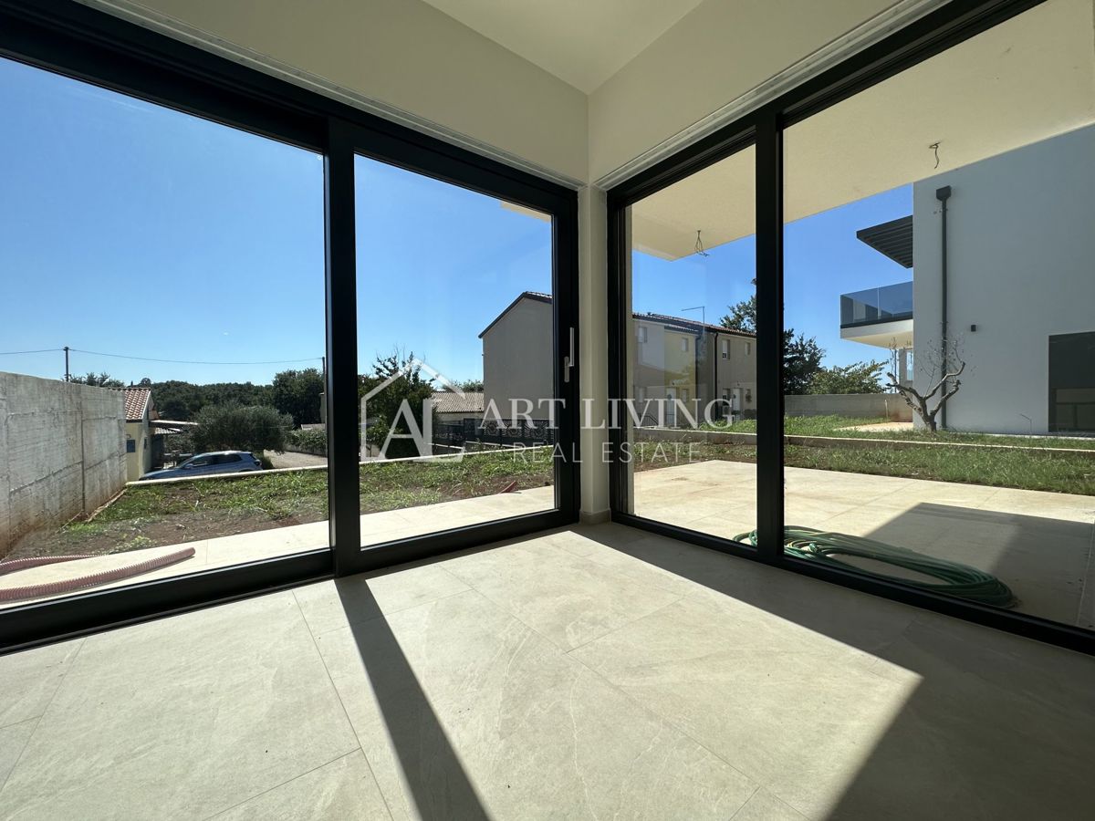 NOVIGRAD, okolica - MODERNA DVOJNA HIŠA NA VRHUNSKI LOKACIJI - SAMO 300 m OD MORJA!