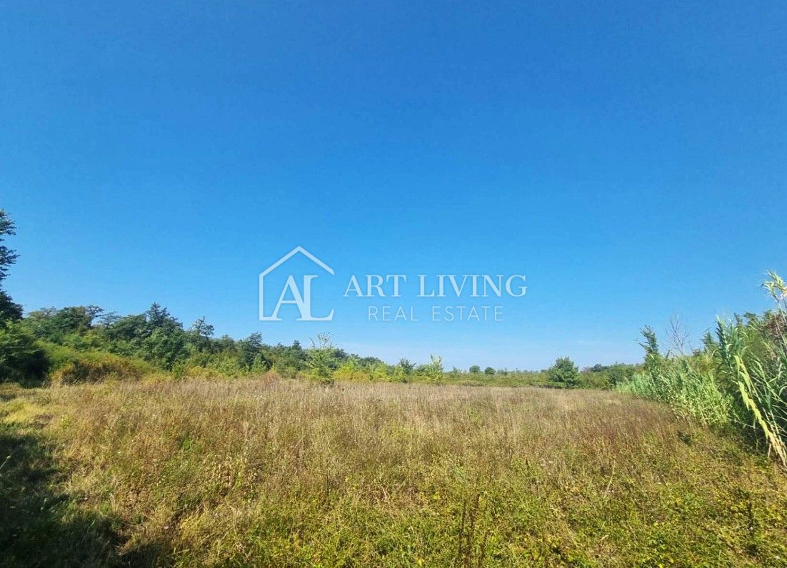 Poreč, okolica - prostorno gradbeno zemljišče na mirni in lepi lokaciji