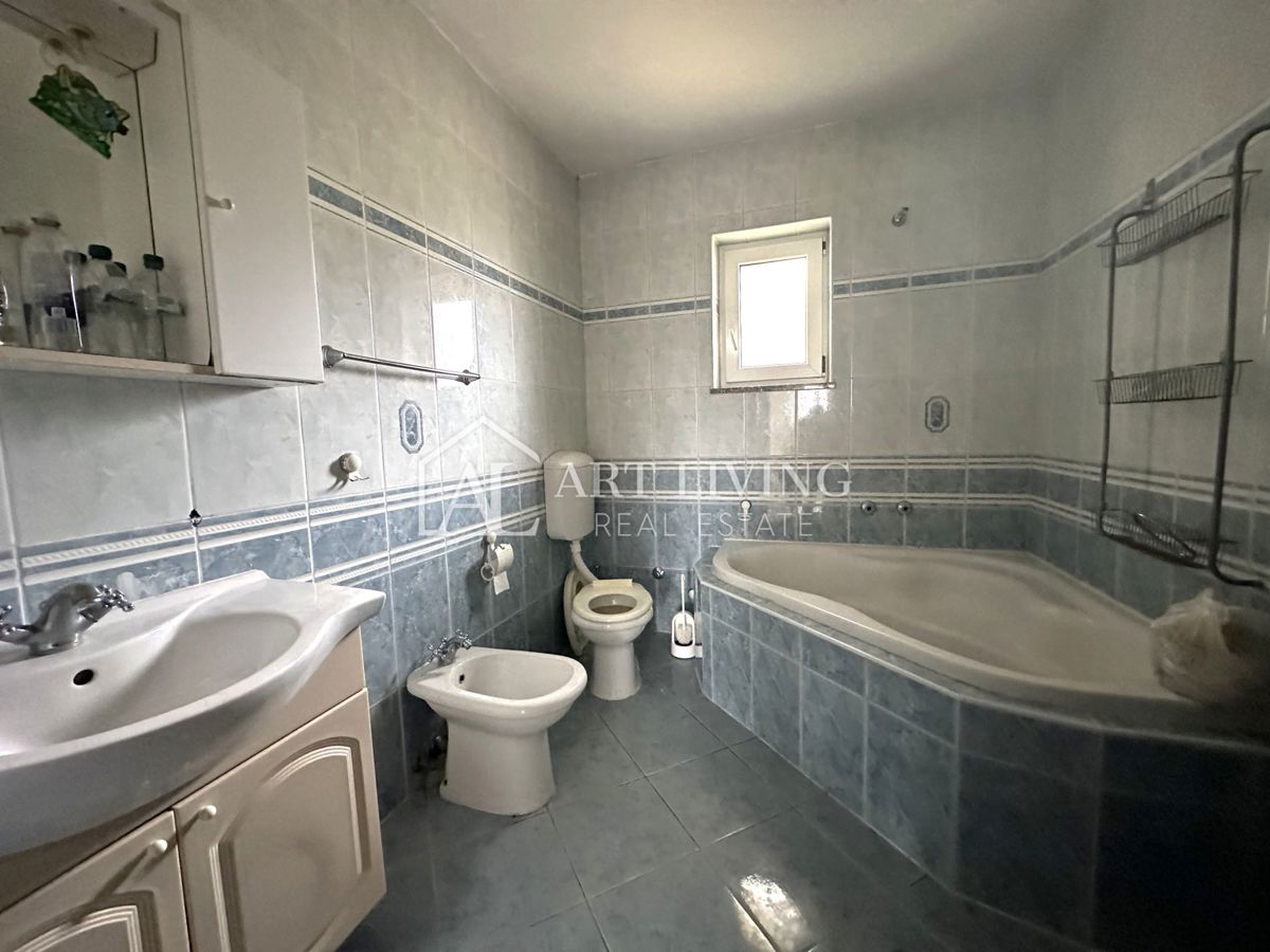 Poreč, okolica - PRILOŽNOST, prostorno stanovanje 81 m2 na mirni in lepi lokaciji