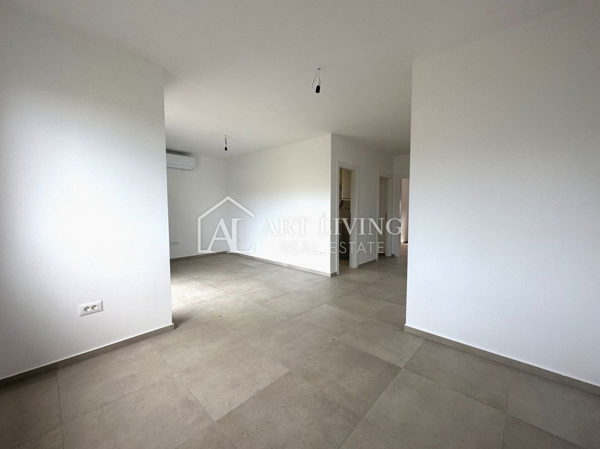 Poreč, okolica - PRILOŽNOST!!! Dvosobno stanovanje z vrtom velikosti 168 m2