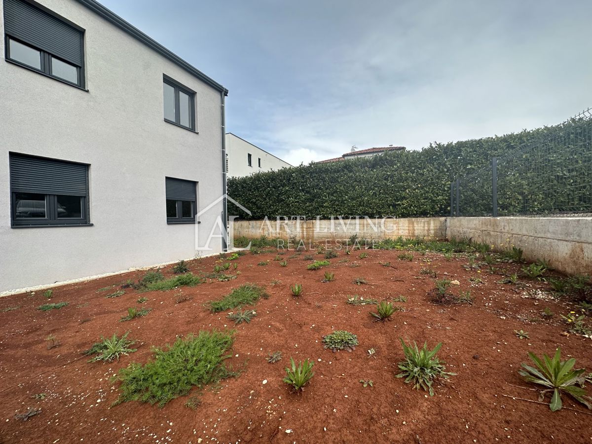 Poreč, okolica - PRILOŽNOST!!! Dvosobno stanovanje z vrtom velikosti 168 m2