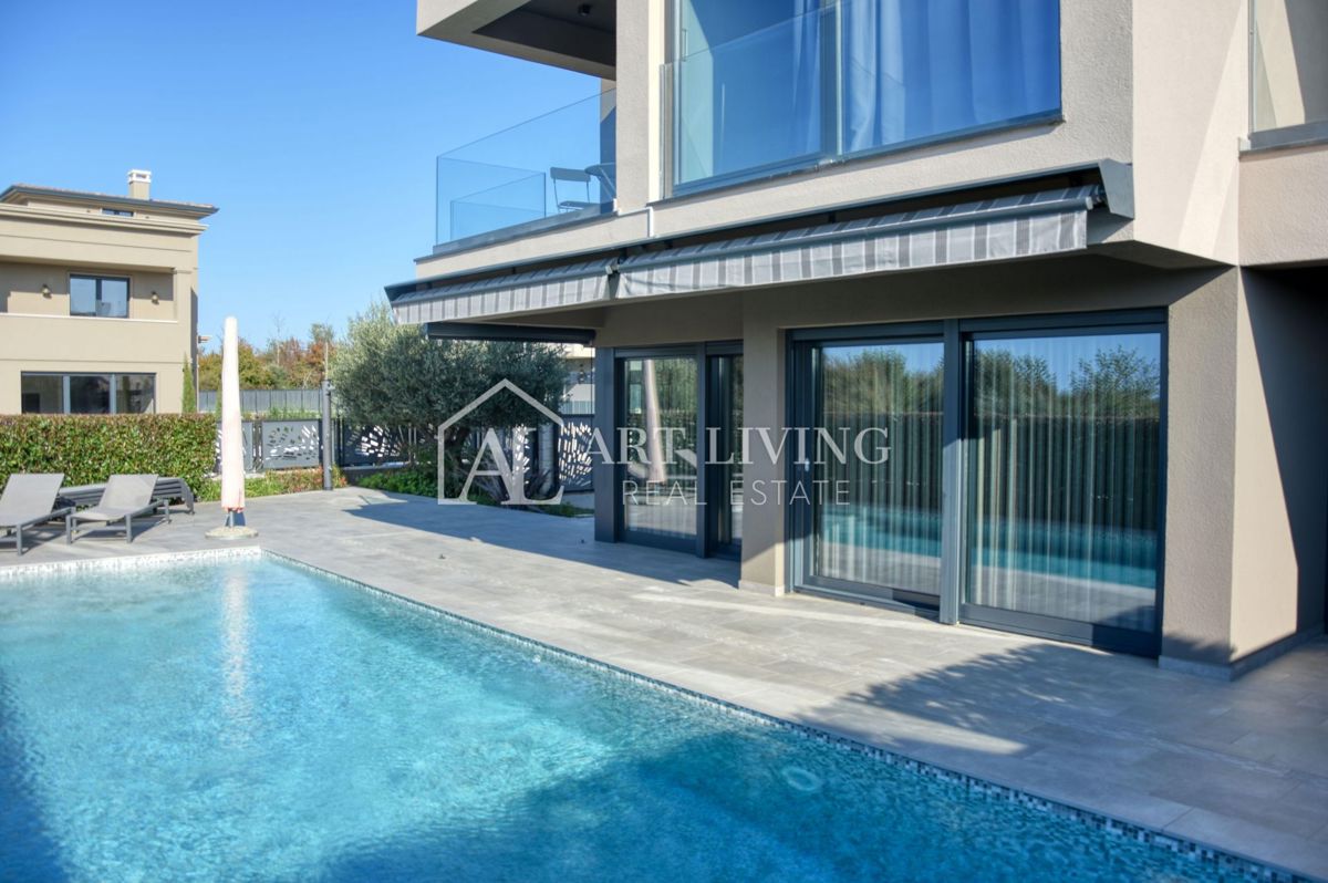 Poreč, moderna luksuzna vila z bazenom, 500 m od morja