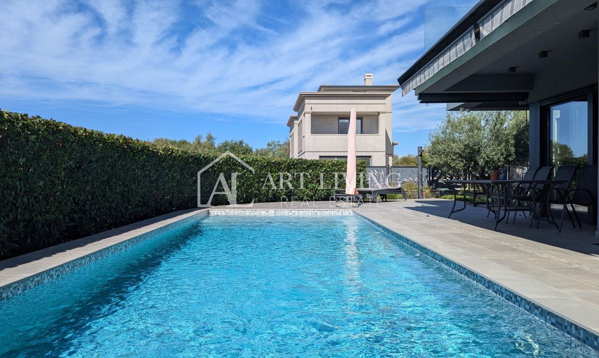 Poreč, moderna luksuzna vila z bazenom, 500 m od morja