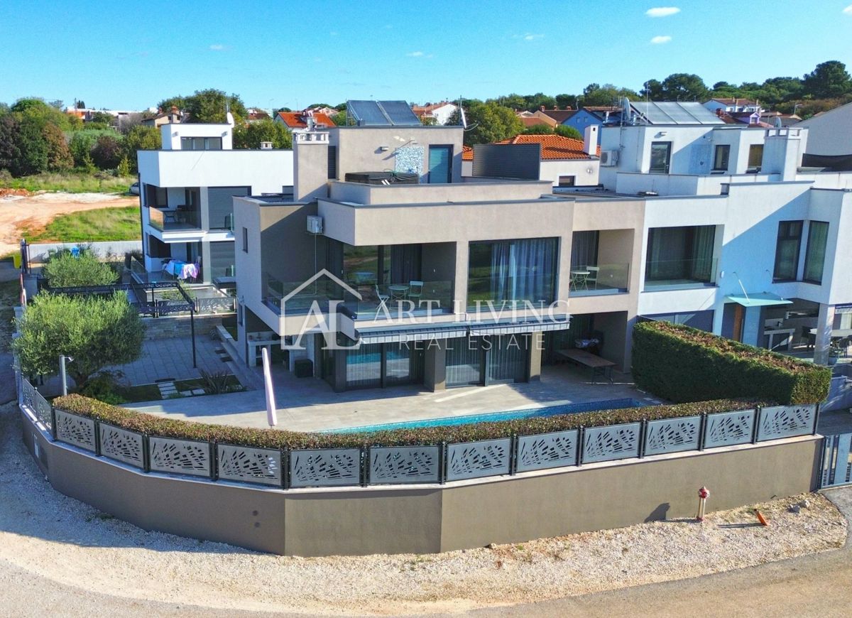 Poreč, moderna luksuzna vila z bazenom, 500 m od morja