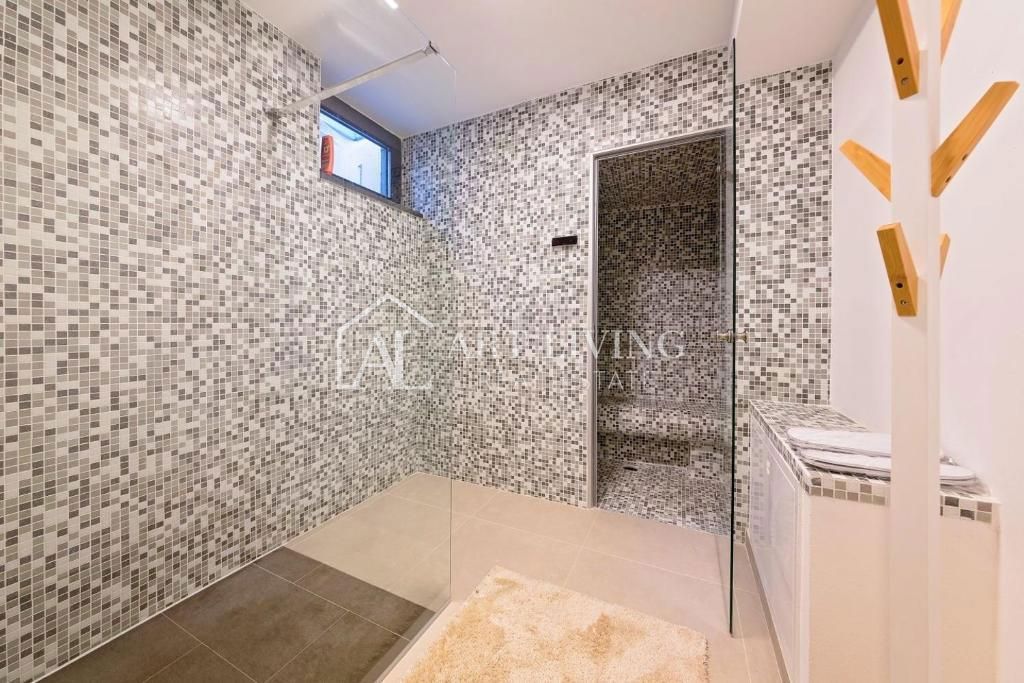 Poreč, moderna luksuzna vila z bazenom, 500 m od morja