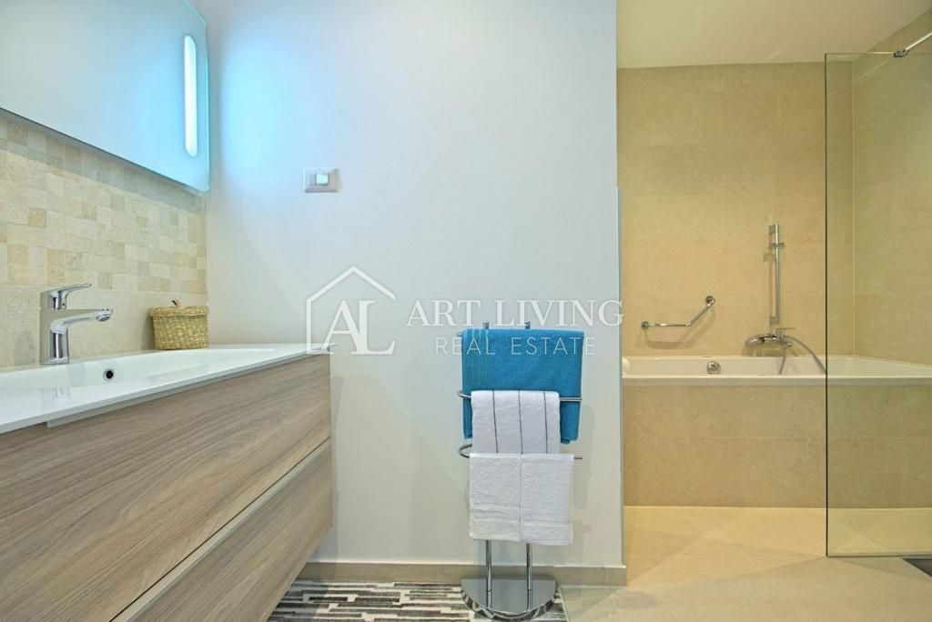 Poreč, moderna luksuzna vila z bazenom, 500 m od morja