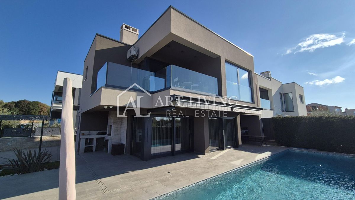 Poreč, moderna luksuzna vila z bazenom, 500 m od morja