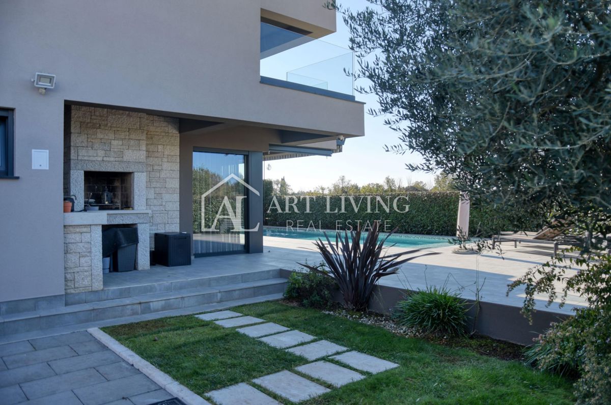 Poreč, moderna luksuzna vila z bazenom, 500 m od morja