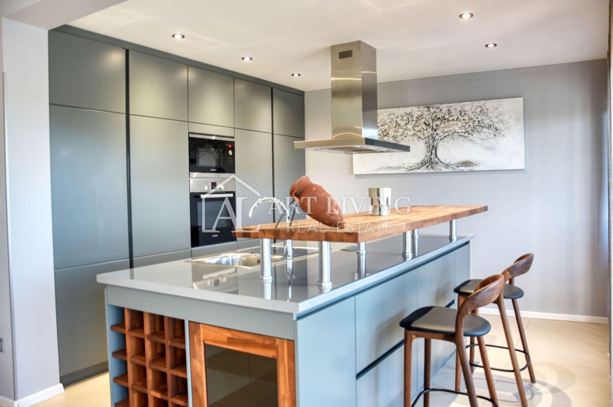 Poreč, moderna luksuzna vila z bazenom, 500 m od morja