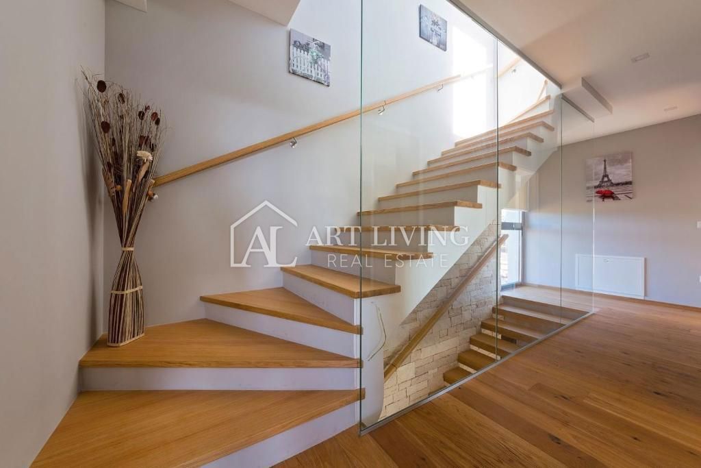 Poreč, moderna luksuzna vila z bazenom, 500 m od morja