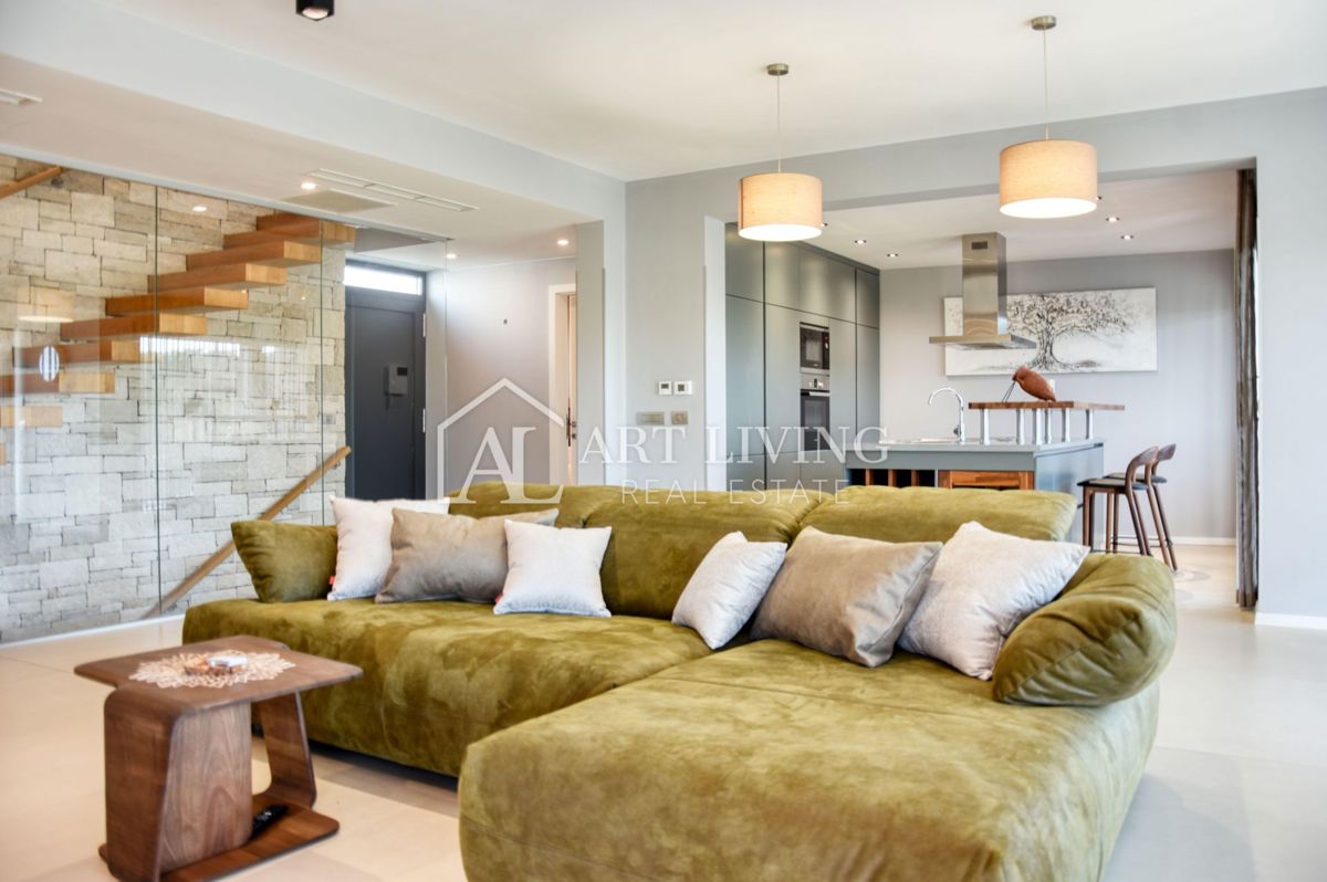 Poreč, moderna luksuzna vila z bazenom, 500 m od morja