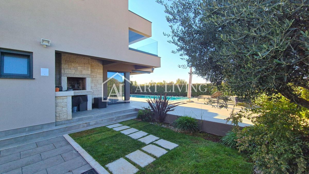 Poreč, moderna luksuzna vila z bazenom, 500 m od morja
