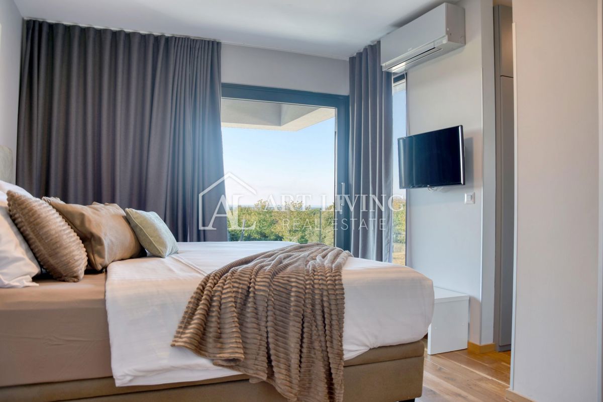 Poreč, moderna luksuzna vila z bazenom, 500 m od morja