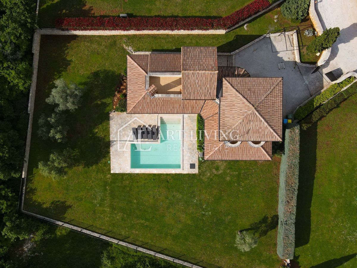 Poreč, okolica - Prostorna rustikalna vila z bazenom na mirni lokaciji