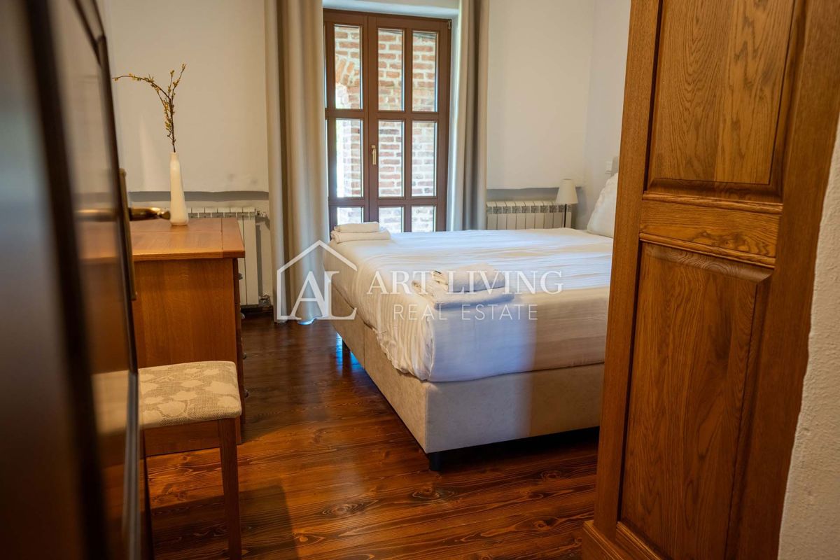 Poreč, okolica - Prostorna rustikalna vila z bazenom na mirni lokaciji