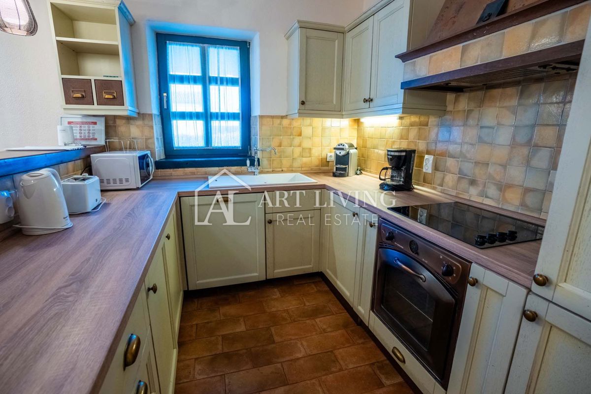 Poreč, okolica - Prostorna rustikalna vila z bazenom na mirni lokaciji