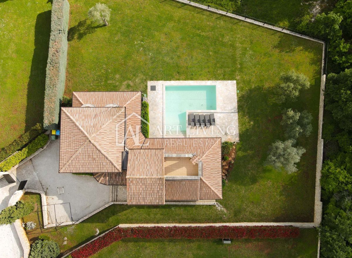 Poreč, okolica - Prostorna rustikalna vila z bazenom na mirni lokaciji