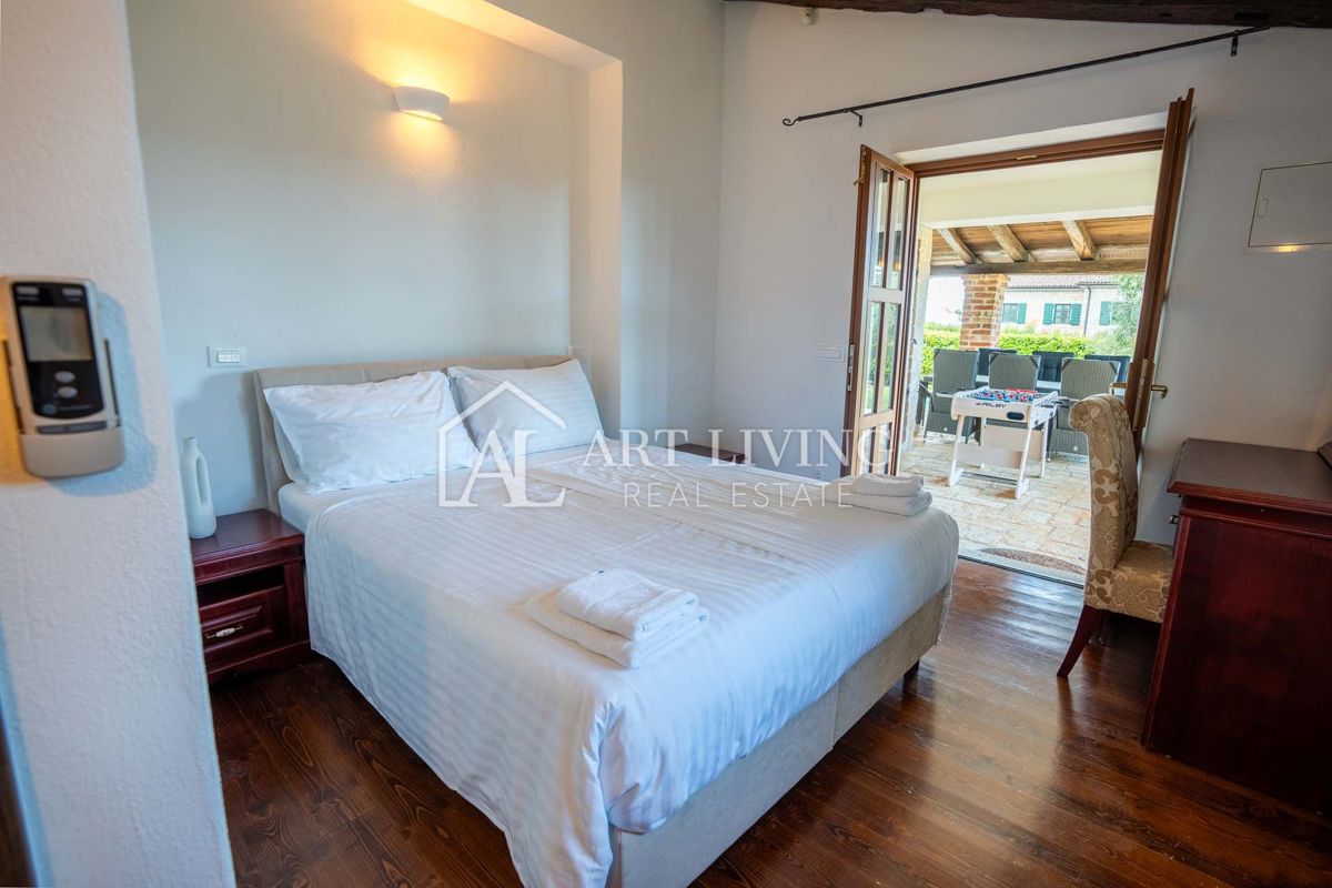 Poreč, okolica - Prostorna rustikalna vila z bazenom na mirni lokaciji