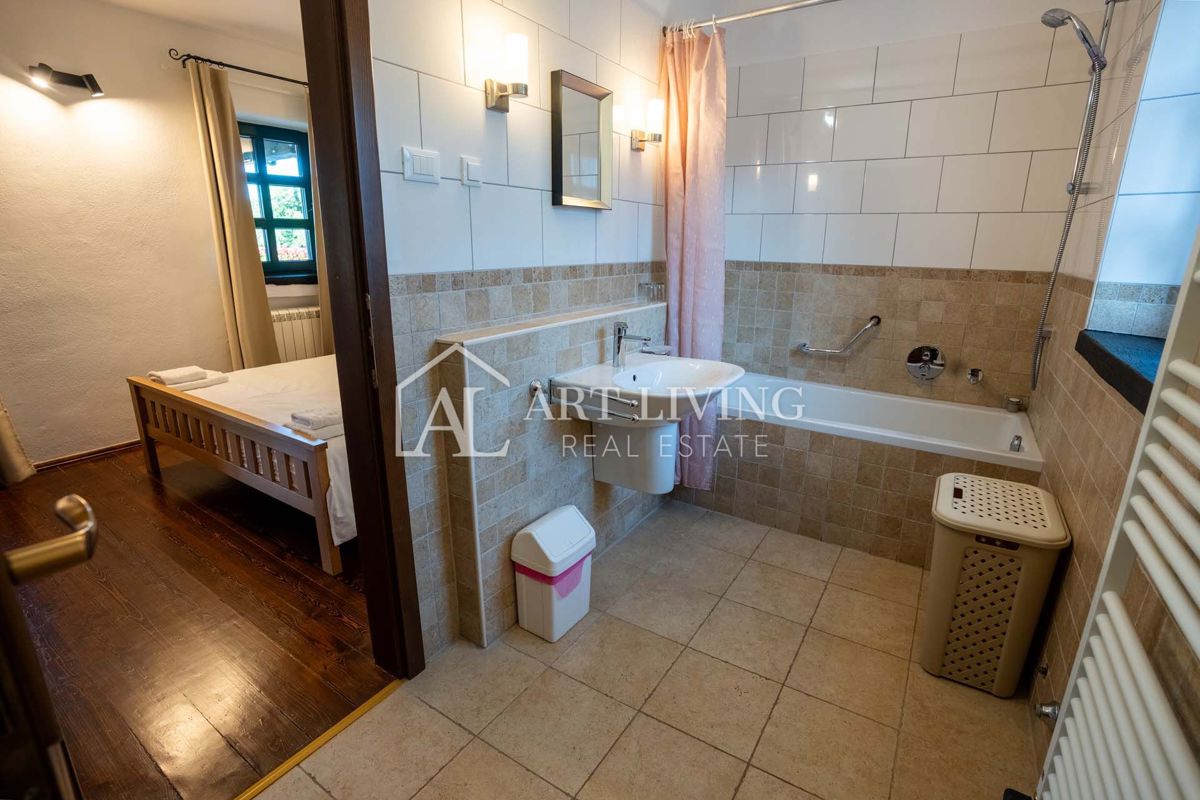 Poreč, okolica - Prostorna rustikalna vila z bazenom na mirni lokaciji