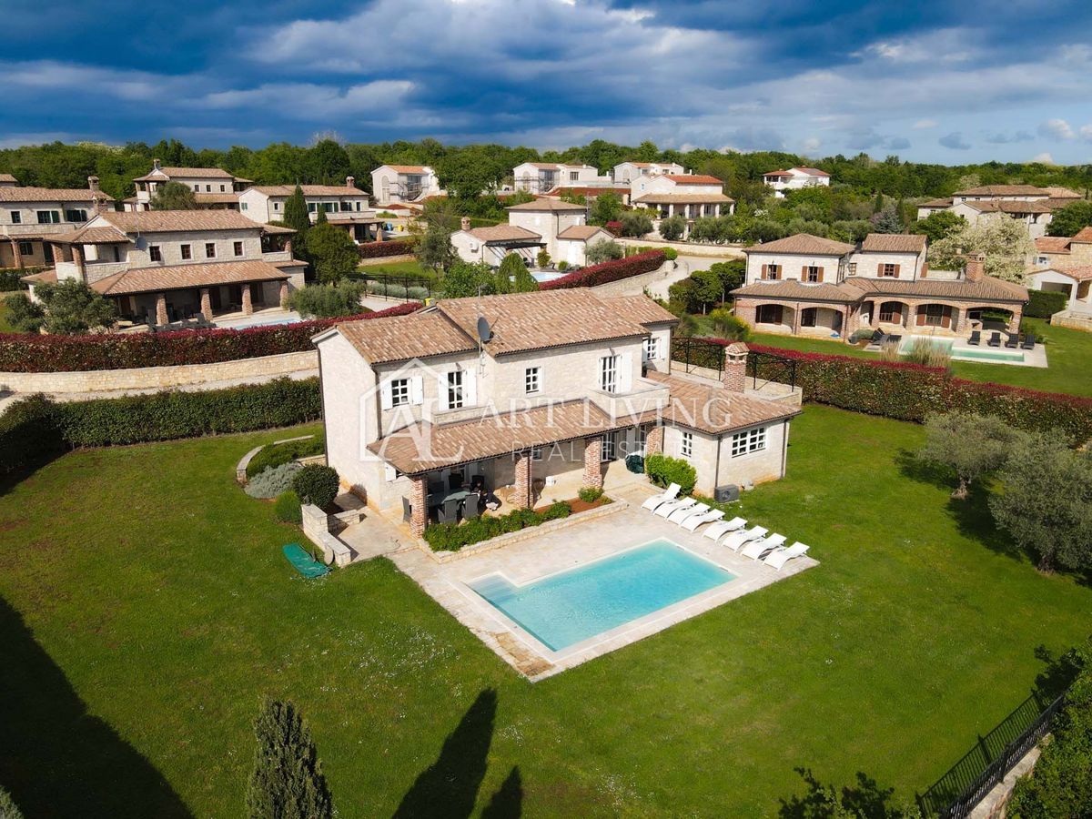 Poreč, okolica - Prostorna rustikalna vila z bazenom na mirni lokaciji