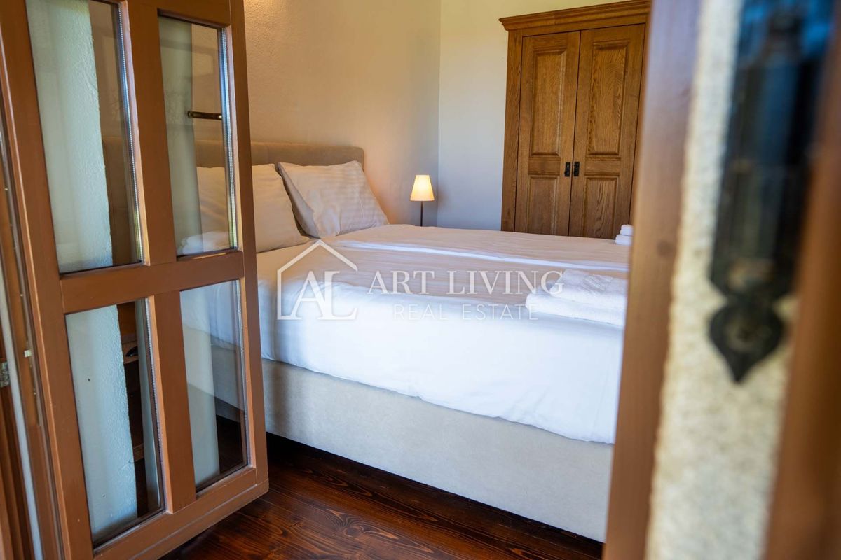 Poreč, okolica - Prostorna rustikalna vila z bazenom na mirni lokaciji