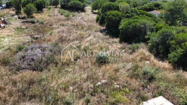 Pula - okolica, gradbeno zemljišče 1,5 km od mesta Pula