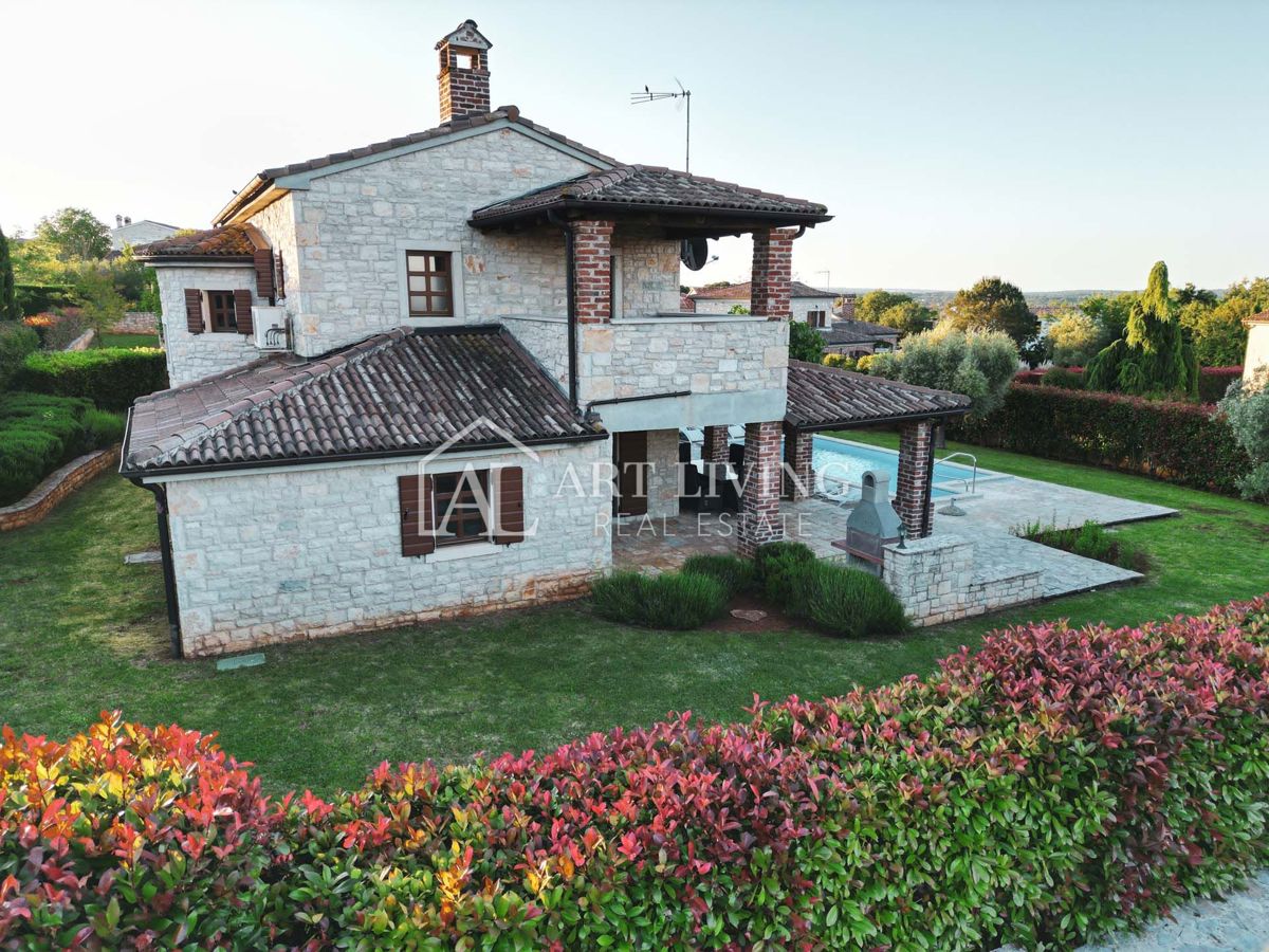 Poreč, okolica - ekskluzivna vila z bazenom v rustikalnem stilu