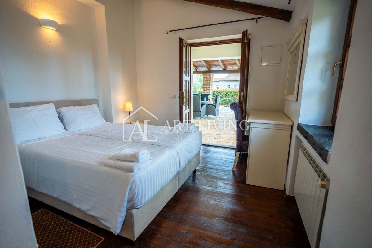 Poreč, okolica - ekskluzivna vila z bazenom v rustikalnem stilu