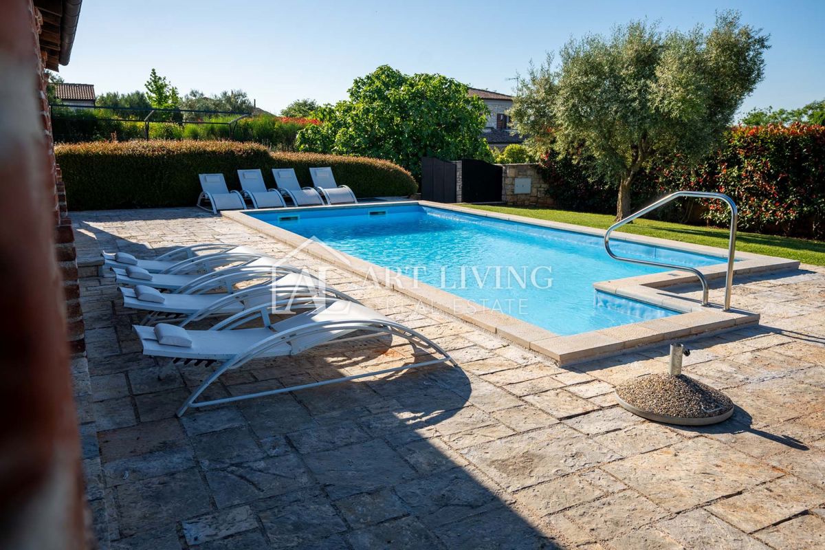 Poreč, okolica - ekskluzivna vila z bazenom v rustikalnem stilu