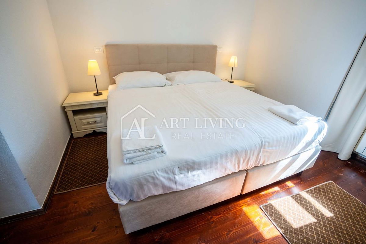 Poreč, okolica - ekskluzivna vila z bazenom v rustikalnem stilu