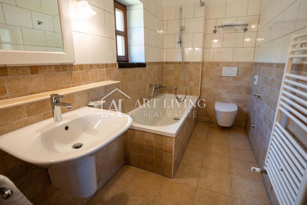 Poreč, okolica - ekskluzivna vila z bazenom v rustikalnem stilu