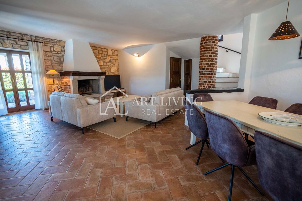 Poreč, okolica - ekskluzivna vila z bazenom v rustikalnem stilu