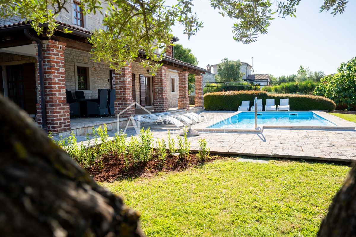 Poreč, okolica - ekskluzivna vila z bazenom v rustikalnem stilu