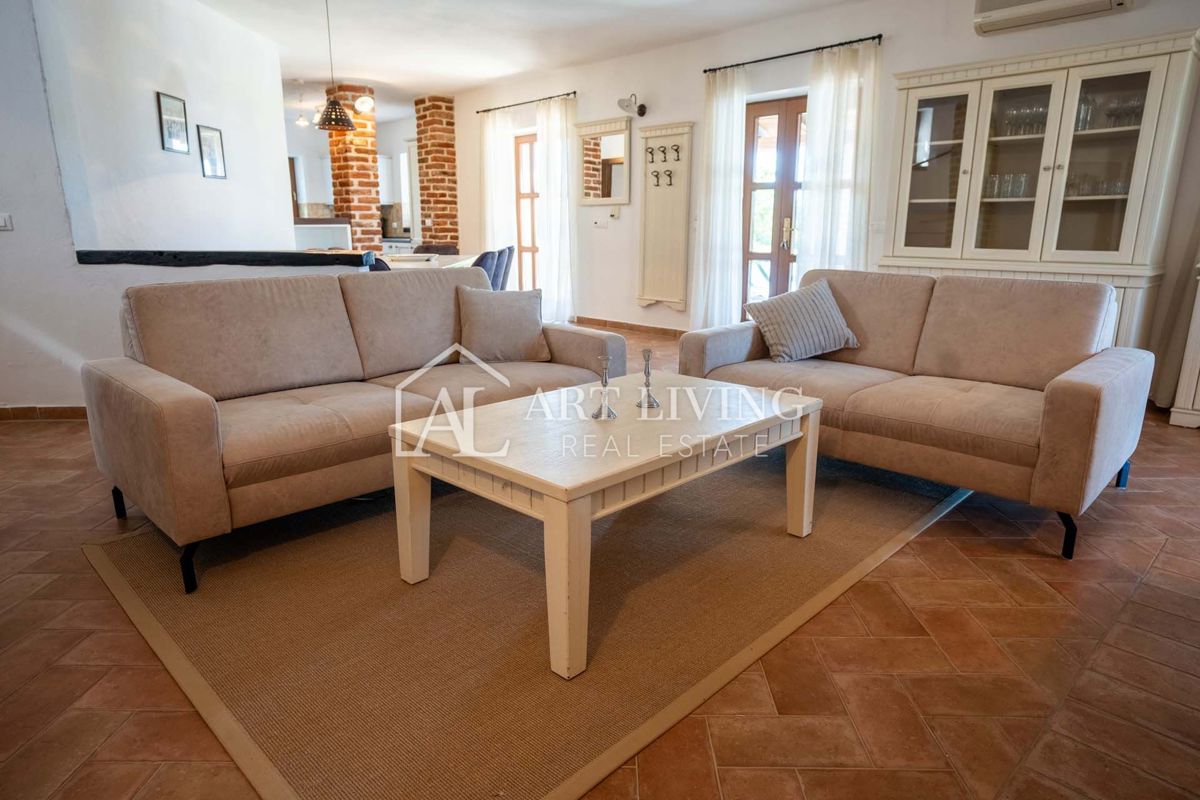 Poreč, okolica - ekskluzivna vila z bazenom v rustikalnem stilu