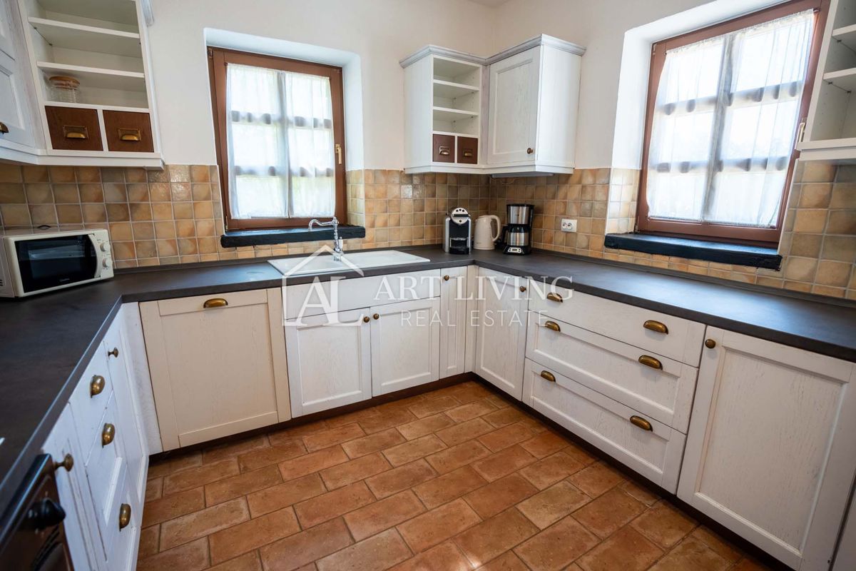 Poreč, okolica - ekskluzivna vila z bazenom v rustikalnem stilu