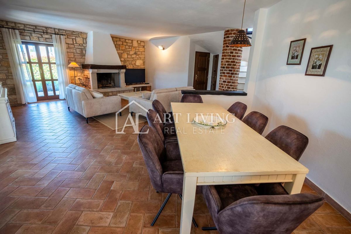 Poreč, okolica - ekskluzivna vila z bazenom v rustikalnem stilu