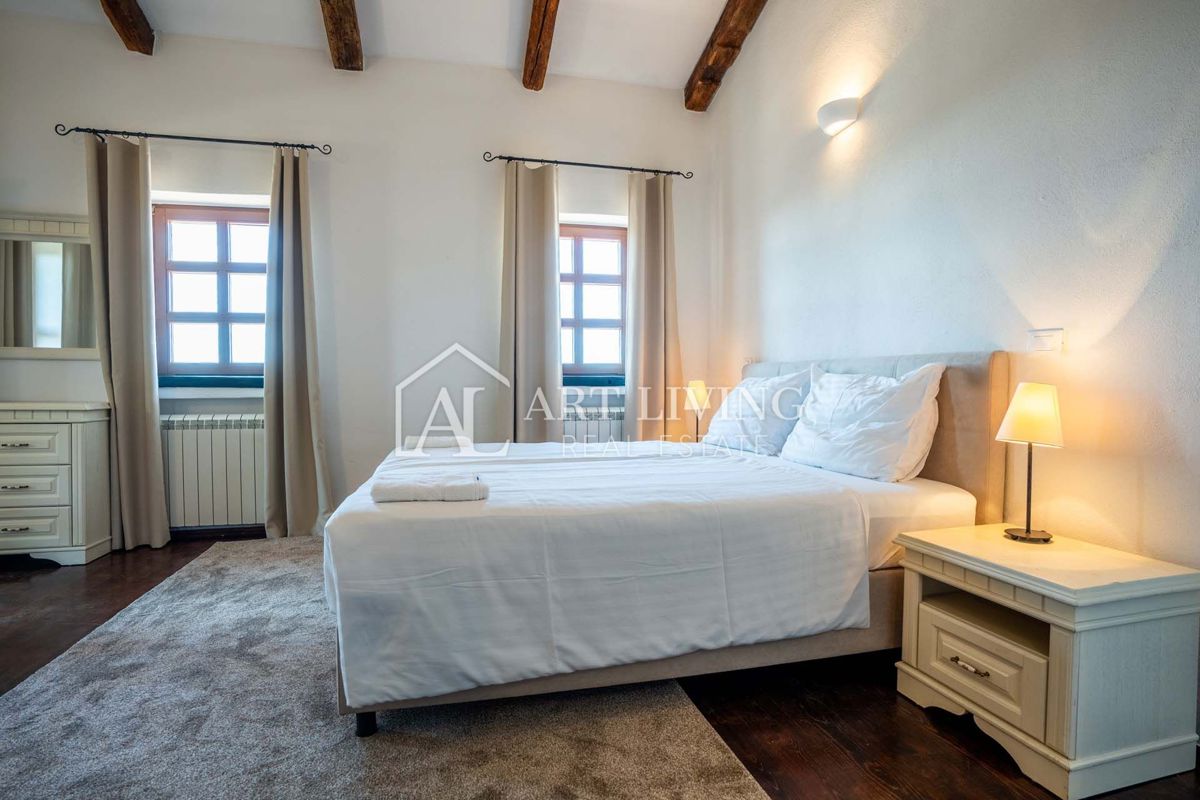 Poreč, okolica - ekskluzivna vila z bazenom v rustikalnem stilu