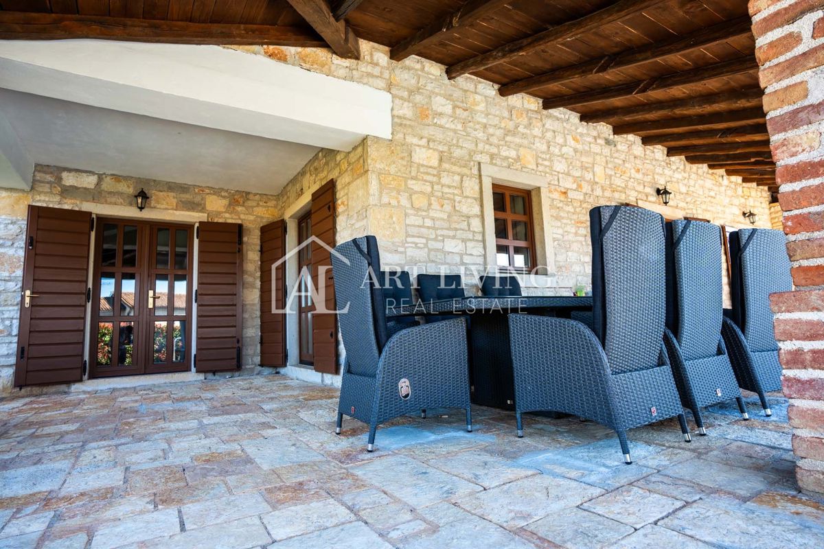 Poreč, okolica - ekskluzivna vila z bazenom v rustikalnem stilu
