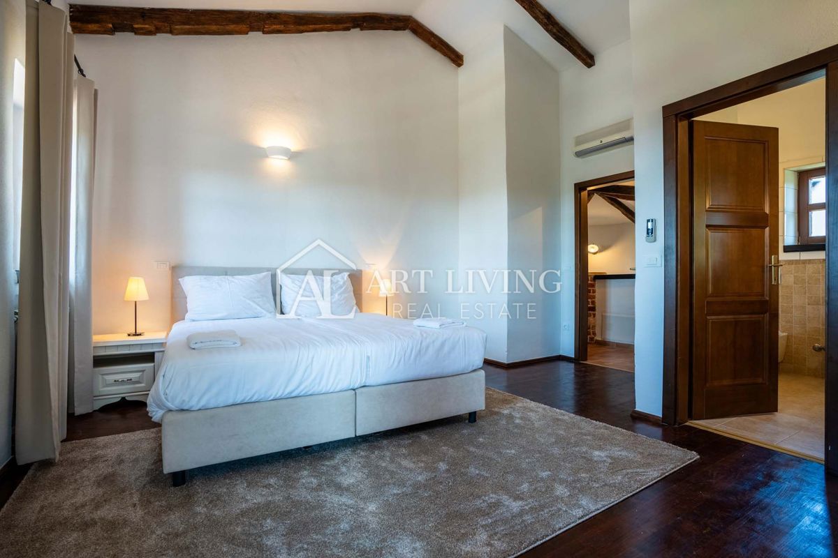 Poreč, okolica - ekskluzivna vila z bazenom v rustikalnem stilu