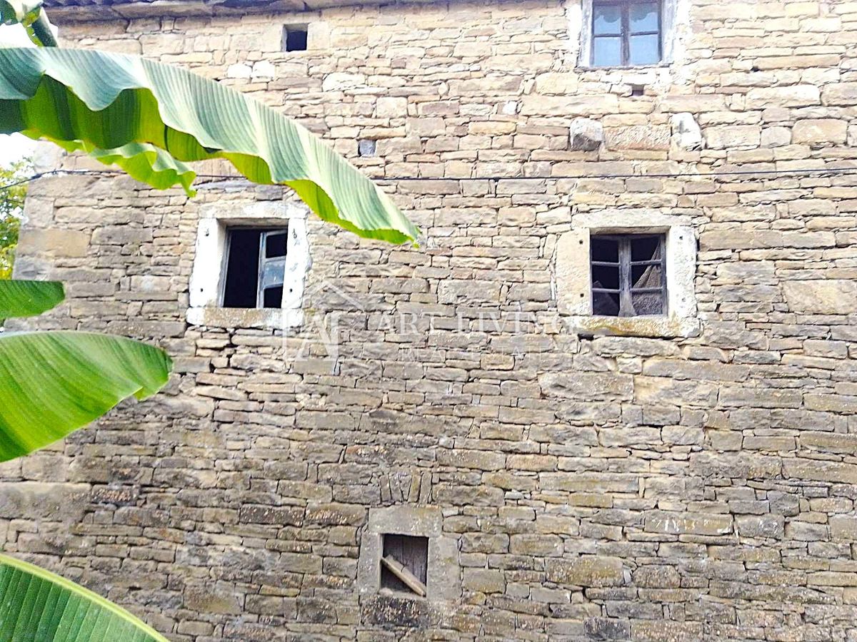 Buzet, okolica – pristna kamnita hiša za obnovo – PRILOŽNOST!