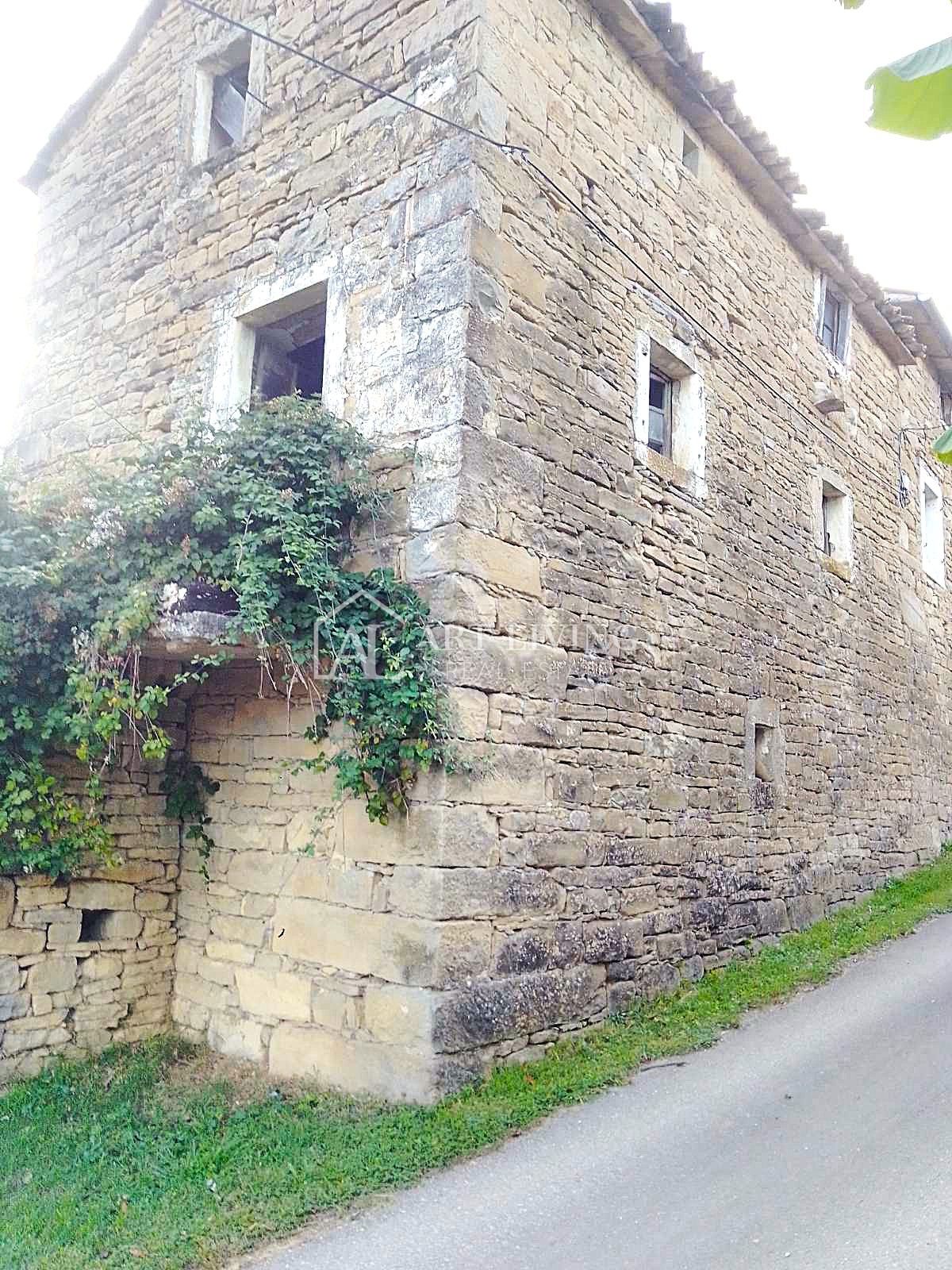 Buzet, okolica – pristna kamnita hiša za obnovo – PRILOŽNOST!