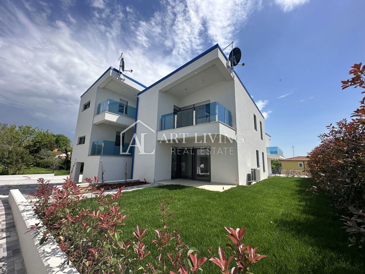 Istra, Umag, okolica - stanovanje v pritličju z velikim vrtom, 300 m od morja
