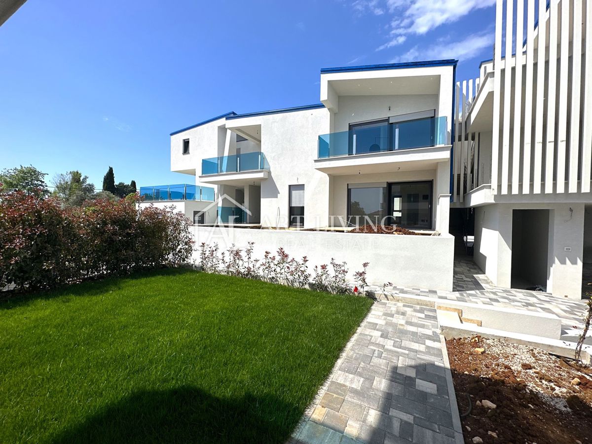 Istra, Umag, okolica - stanovanje v pritličju z velikim vrtom, 300 m od morja