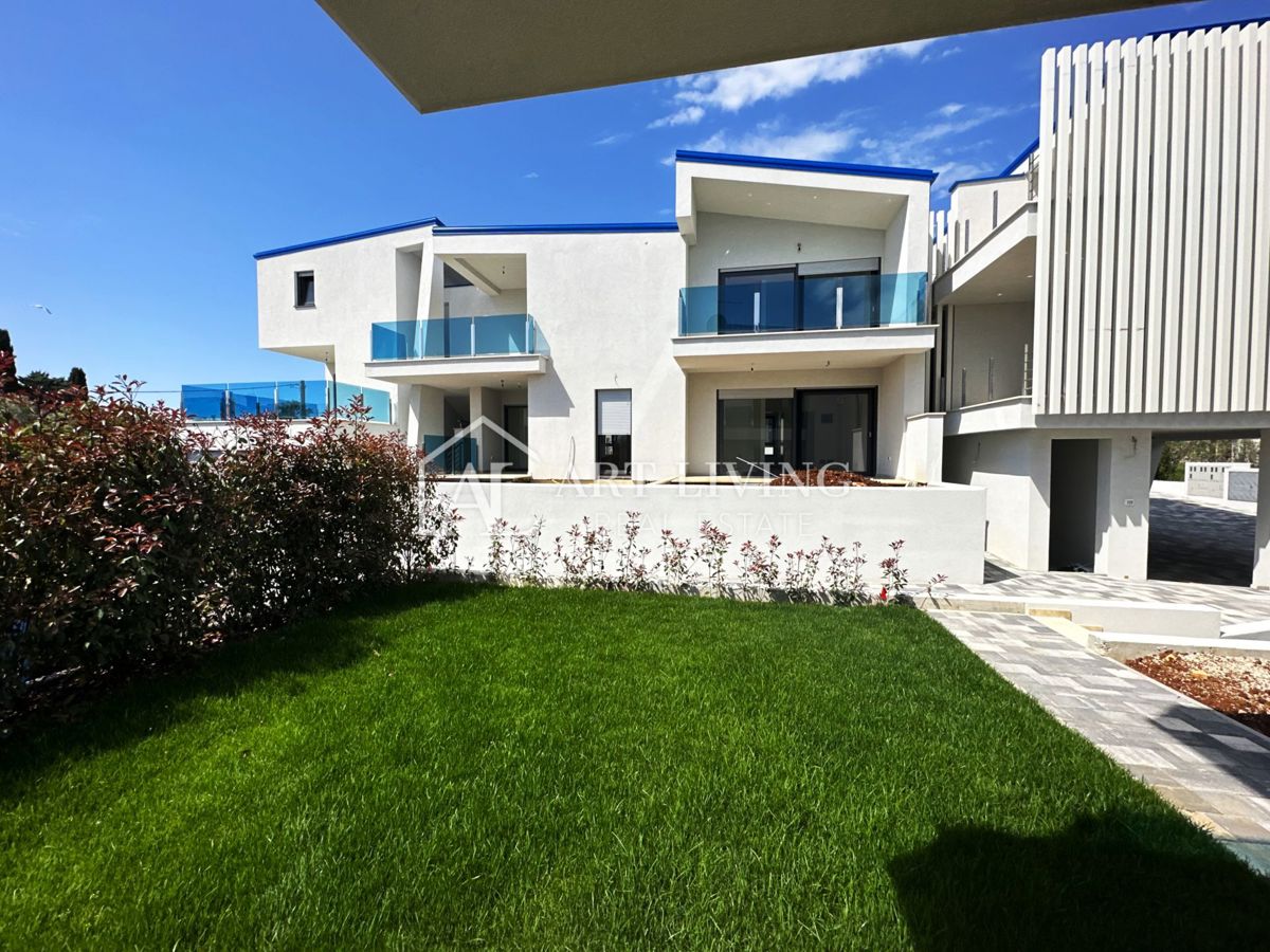 Istra, Umag, okolica - stanovanje v pritličju z velikim vrtom, 300 m od morja