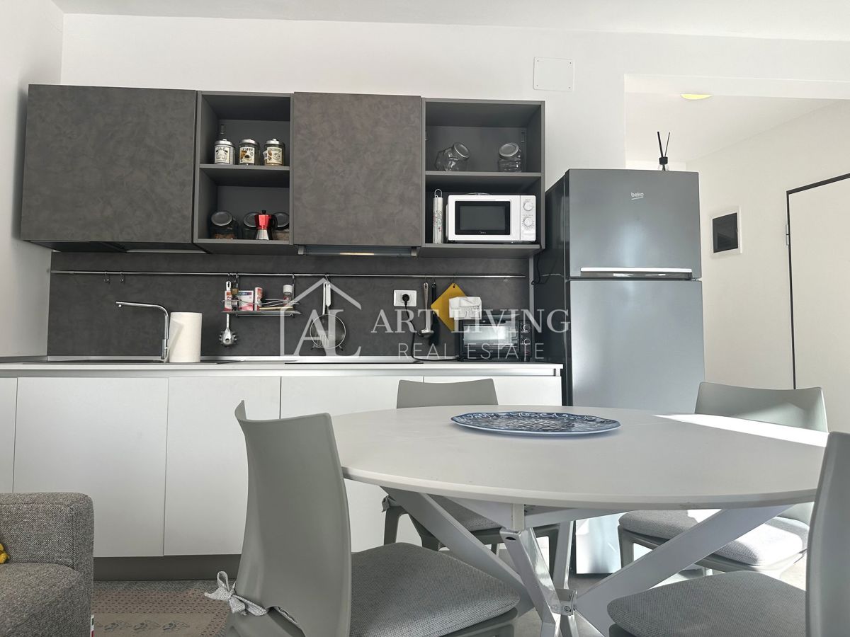 Umag, okolica – moderno enosobno stanovanje v pritličju z velikim vrtom in dvema parkirnima mestoma