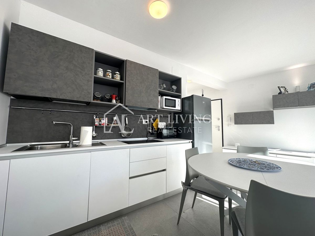 Umag, okolica – moderno enosobno stanovanje v pritličju z velikim vrtom in dvema parkirnima mestoma